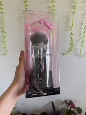 Impressions Hello Kitty Makeup brush set with container